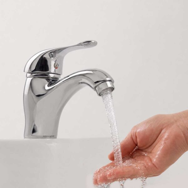 Vòi rửa mặt thân cao Eurolife EL-LL117 sử dụng thực tế tại chậu lavabo