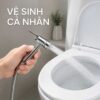 Vòi xịt Eurolife EL-X06 được sử dụng cạnh bồn cầu để hỗ trợ nhu cầu vệ sinh cá nhân hằng ngày.