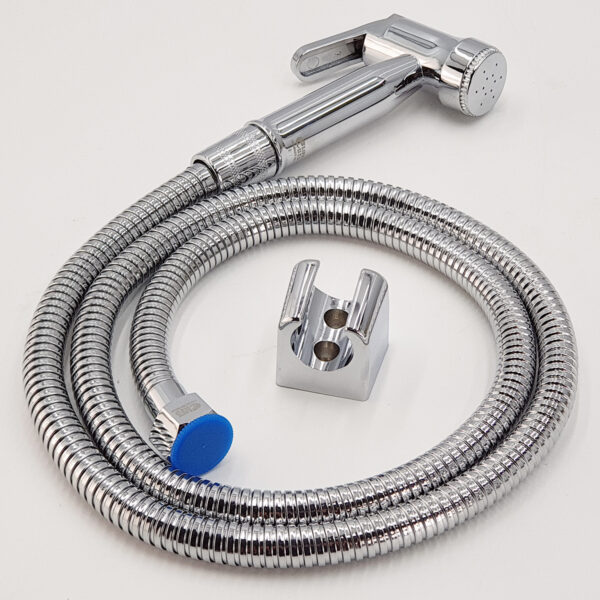 Bộ xịt vệ sinh Eurolife EL-X06 trong combo phòng tắm Eurolife SC902, gồm tay xịt, dây xịt và giá đỡ mạ Chrome sáng bóng, hỗ trợ vệ sinh toilet tiện lợi.