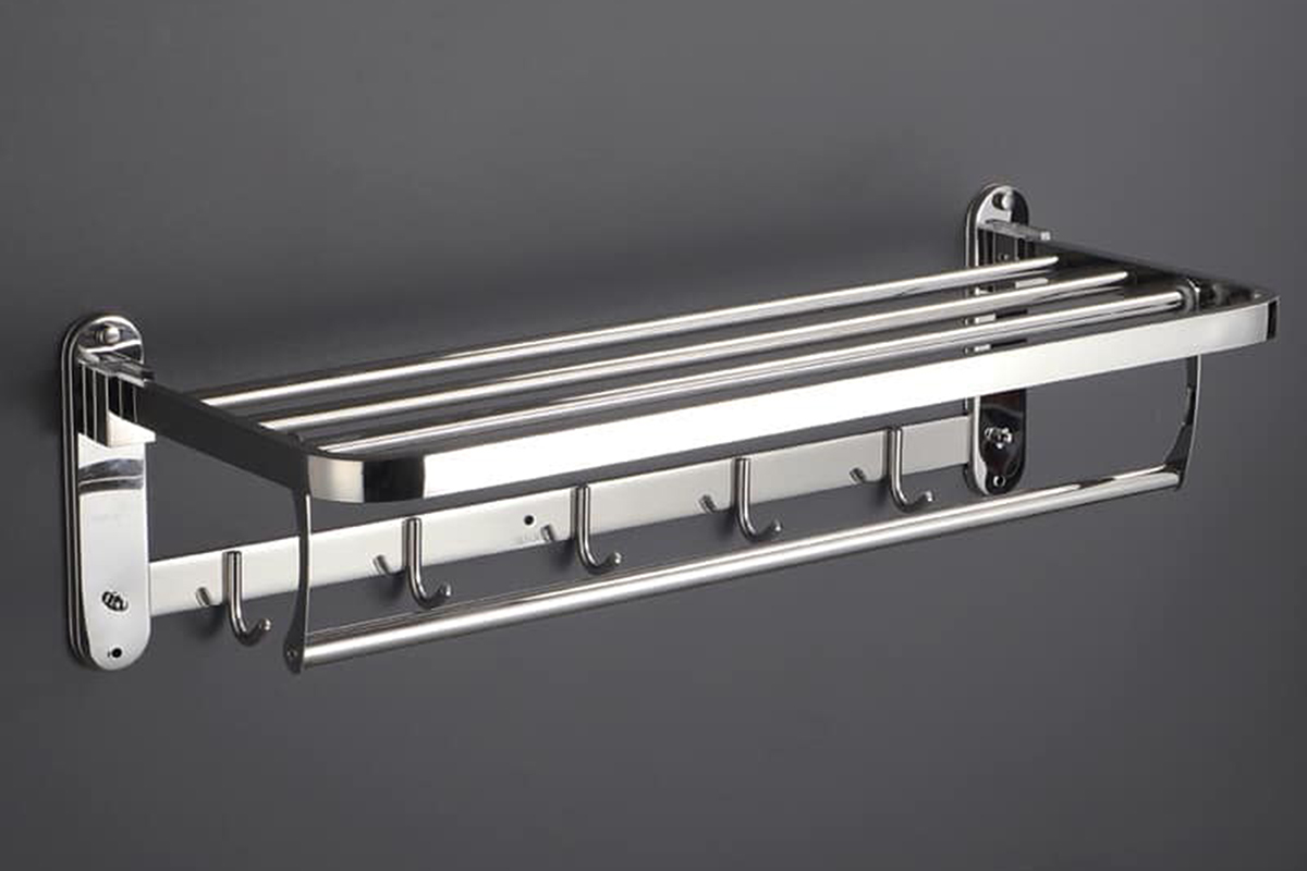 Kệ treo khăn đa năng Eurolife EL-B5 trong combo phòng tắm Eurolife SC902, thiết kế inox sáng bóng, tích hợp thanh treo khăn và móc treo tiện lợi.