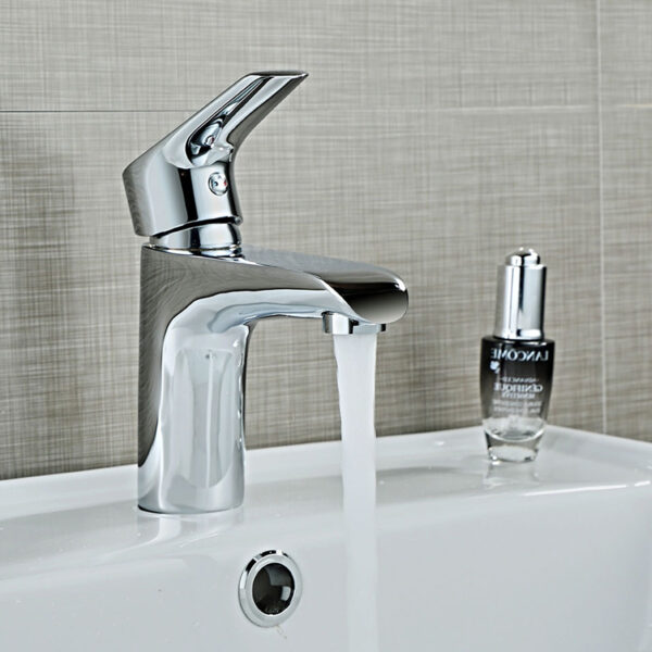 Vòi lavabo nóng lạnh Eurolife EL-AZA02 trong combo phòng tắm Eurolife SC902, thiết kế mạ Chrome sáng bóng, dòng nước êm và phù hợp khu vực chậu rửa mặt.