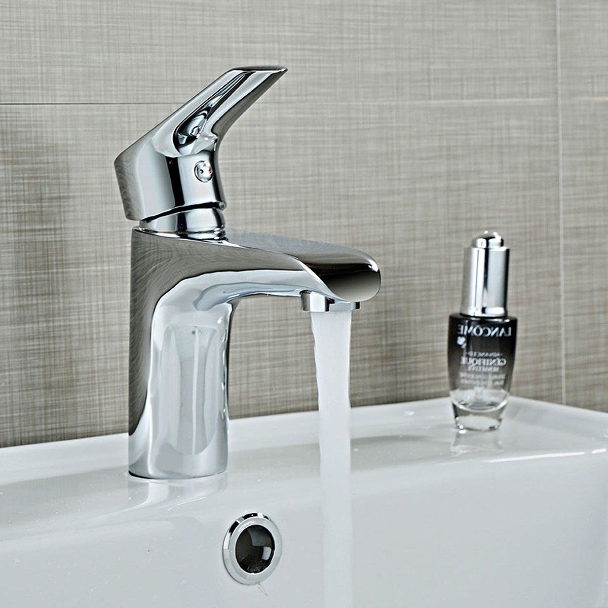 Vòi lavabo nóng lạnh Eurolife EL-AZA02 trong combo phòng tắm Eurolife SC902, thiết kế mạ Chrome sáng bóng, dòng nước êm và phù hợp khu vực chậu rửa mặt.