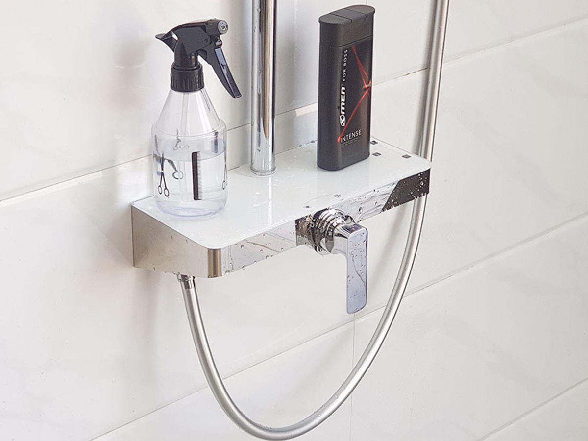 Sen cây Eurolife EL-SC906 tích hợp kệ để đồ phòng tắm tiện dụng trên củ sen, giúp đặt dầu gội, sữa tắm hoặc vật dụng cá nhân gọn gàng khi sử dụng.