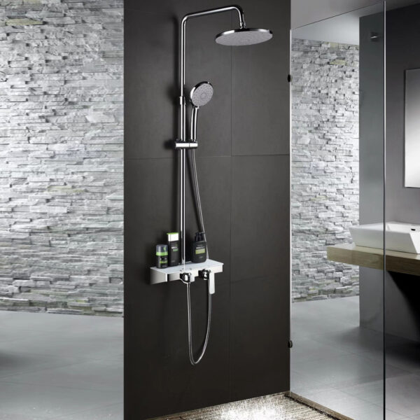 Sen cây tắm đứng nóng lạnh Eurolife EL-SC906 lắp đặt thực tế trong phòng tắm hiện đại, thiết kế mặt kiếng cường lực, bề mặt Chrome sáng bóng, đài sen lớn và tay sen cầm tay tiện dụng.