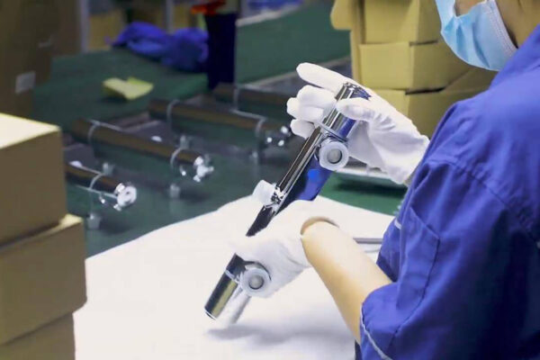 Hình ảnh kiểm tra QC sản phẩm Eurolife trước khi phân phối, giúp đảm bảo độ hoàn thiện, chất lượng và trải nghiệm sử dụng ổn định cho khách hàng.