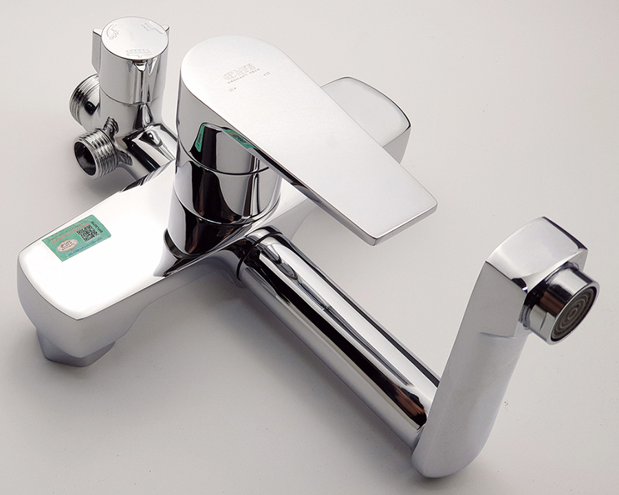 Hình ảnh bề mặt mạ Chrome của củ sen Eurolife EL-SC913, sáng bóng, hiện đại, dễ vệ sinh và phù hợp nhiều không gian phòng tắm.