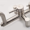 Hình ảnh cận cảnh chất liệu Inox SUS 304 của sen cây Eurolife EL-S909, thể hiện bề mặt Inox nguyên thủy xước mờ, thân củ sen chắc chắn, tay gạt điều chỉnh nóng lạnh và đầu xả dưới tạo bọt.