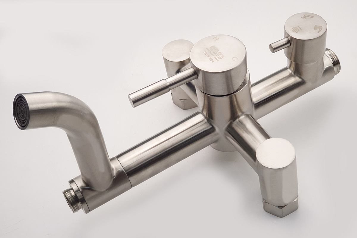 Hình ảnh cận cảnh chất liệu Inox SUS 304 của sen cây Eurolife EL-S909, thể hiện bề mặt Inox nguyên thủy xước mờ, thân củ sen chắc chắn, tay gạt điều chỉnh nóng lạnh và đầu xả dưới tạo bọt.