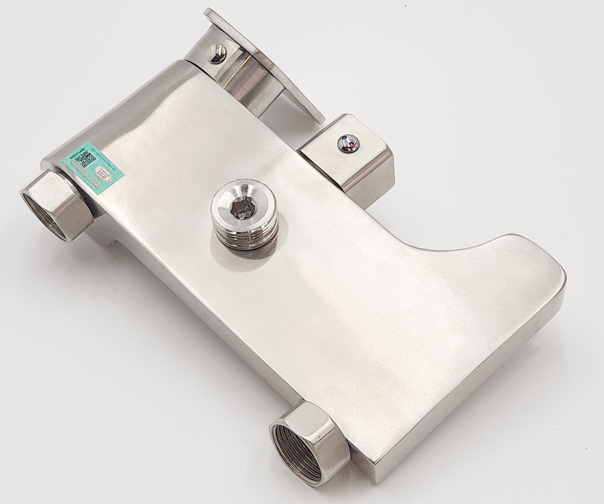 Hình ảnh chất liệu Inox SUS 304 của sen cây Eurolife EL-S920, bề mặt Inox nguyên thủy xước mờ, thân củ sen dày dặn, chắc chắn và chống gỉ tốt trong môi trường phòng tắm.