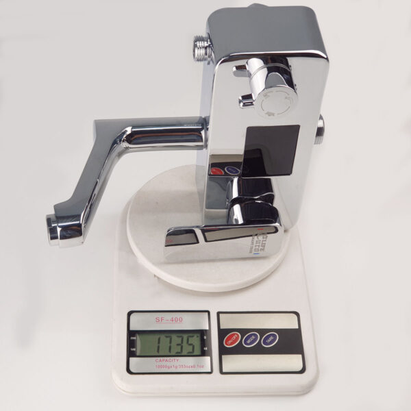 Hình ảnh cân trọng lượng củ sen Eurolife EL-SC904 khoảng 1735g, thể hiện thân củ sen bằng đồng H61 mạ Chrome chắc chắn, sáng bóng và hiện đại.