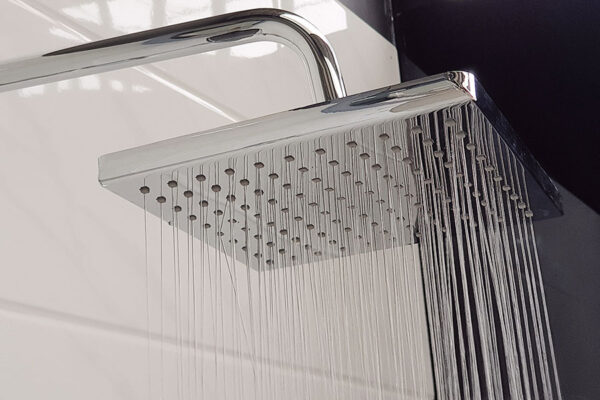 Hình ảnh đài sen trần vuông Eurolife EL-SC913 mạ Chrome đang xả nước, tia nước đều, mạnh và tạo cảm giác tắm thư giãn.