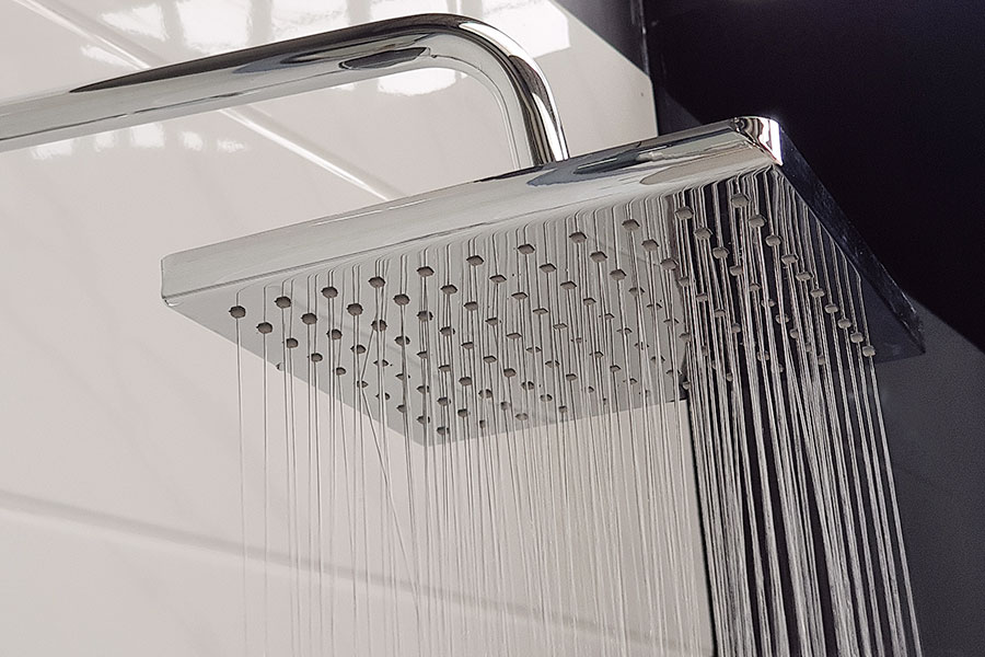 Hình ảnh đài sen trần vuông Eurolife EL-SC913 mạ Chrome đang xả nước, tia nước đều, mạnh và tạo cảm giác tắm thư giãn.