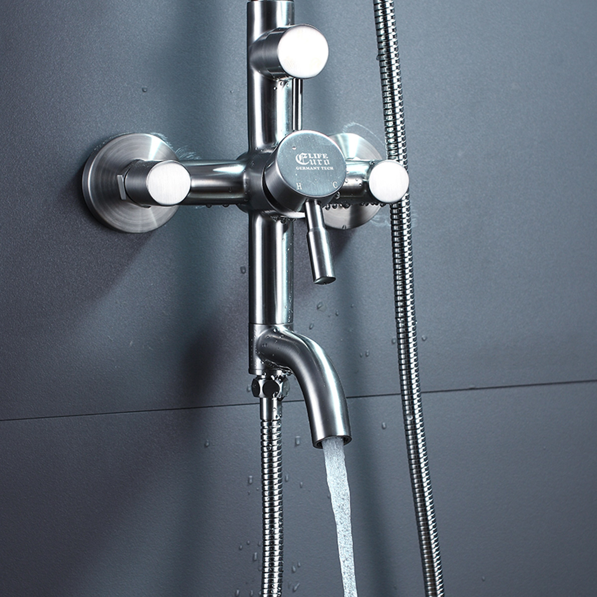 Hình ảnh đầu xả dưới của sen cây Eurolife EL-S909 Inox SUS 304 khi đang sử dụng, thể hiện dòng nước chảy mạnh, cụm điều khiển nóng lạnh, dây sen và bề mặt Inox xước mờ hiện đại.