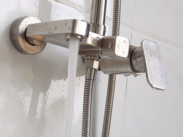 Hình ảnh đầu xả dưới tạo bọt của sen cây Eurolife EL-S920 Inox SUS 304, cho dòng nước chảy êm, hạn chế bắn nước và tiện lợi khi lấy nước trong phòng tắm.