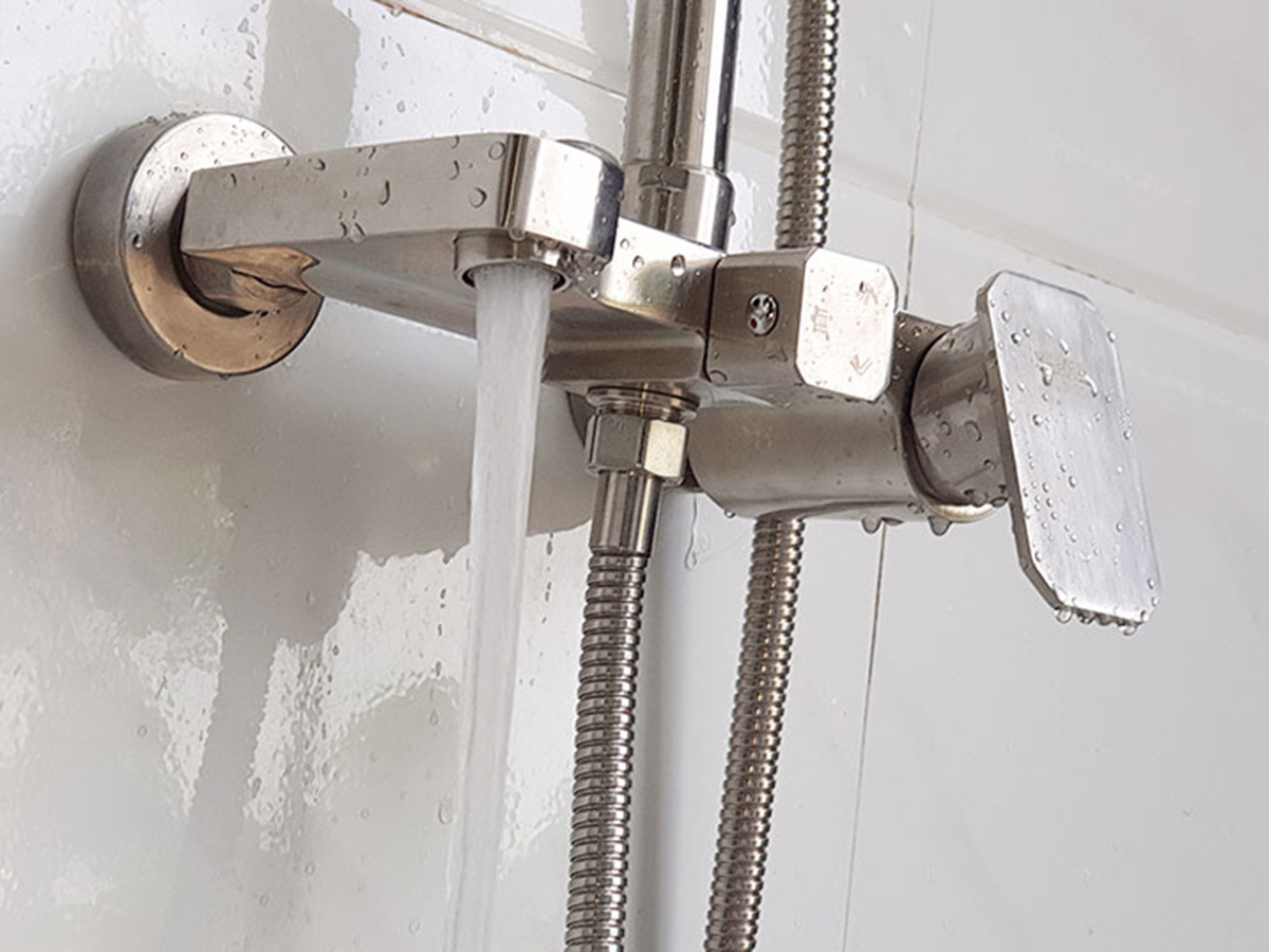 Hình ảnh đầu xả dưới tạo bọt của sen cây Eurolife EL-S920 Inox SUS 304, cho dòng nước chảy êm, hạn chế bắn nước và tiện lợi khi lấy nước trong phòng tắm.