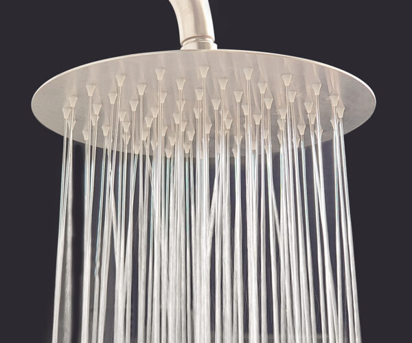 Hình ảnh dòng nước từ bát sen tròn tăng áp của sen cây Eurolife EL-S920, tia nước ra đều, mạnh và tạo cảm giác tắm thoải mái trong phòng tắm gia đình.