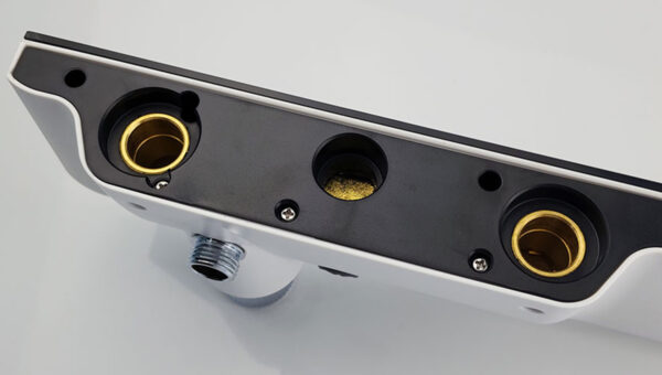 Cận cảnh mặt dưới củ sen Eurolife EL-SC914, thể hiện lõi đồng và các vị trí kết nối nước nóng lạnh, sen đỉnh, tay sen và đầu xả dưới.