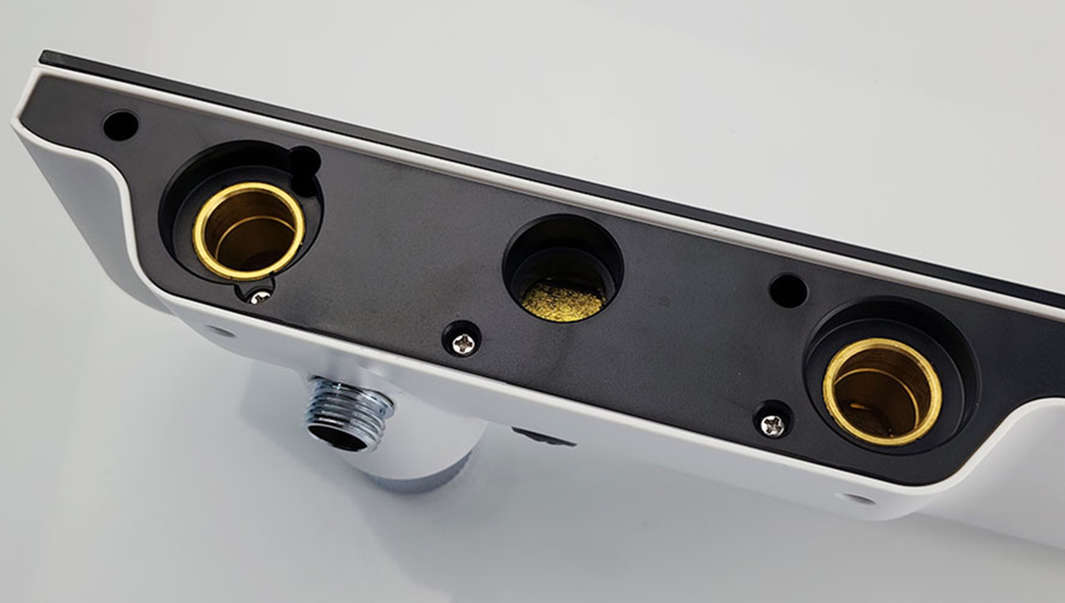 Cận cảnh mặt dưới củ sen Eurolife EL-SC914, thể hiện lõi đồng và các vị trí kết nối nước nóng lạnh, sen đỉnh, tay sen và đầu xả dưới.