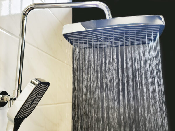 Đài sen lớn của sen cây đa năng Eurolife EL-SCL01 cho dòng nước rộng, phù hợp nâng cấp phòng tắm với trải nghiệm tắm mưa tiện lợi.