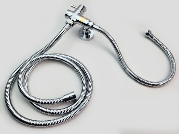 Dây cấp và dây sen mạ Chrome của sen cây đa năng Eurolife EL-SCL01 giúp kết nối nguồn nước vào van chia, hỗ trợ lắp đặt nhanh với máy nước nóng trực tiếp hoặc củ sen có sẵn.