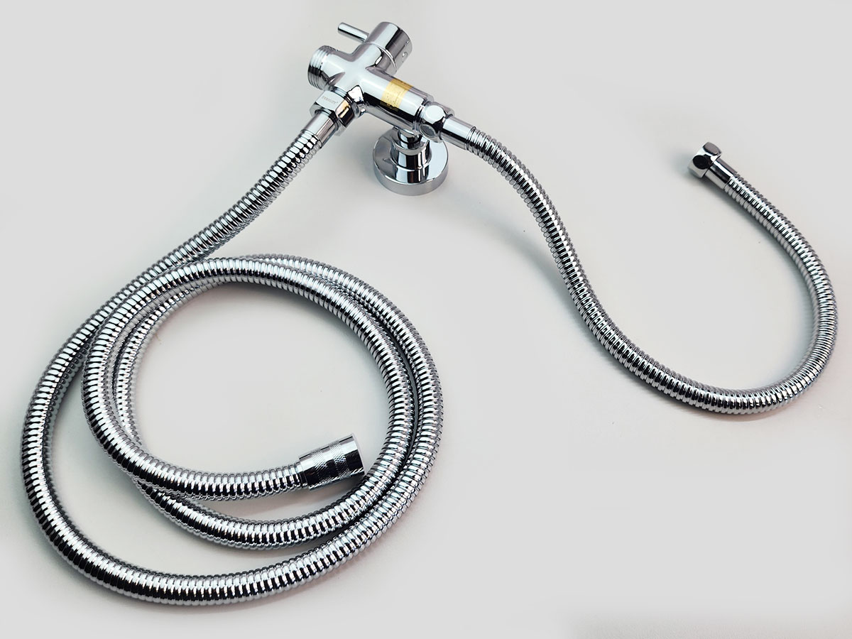 Dây cấp và dây sen mạ Chrome của sen cây đa năng Eurolife EL-SCL01 giúp kết nối nguồn nước vào van chia, hỗ trợ lắp đặt nhanh với máy nước nóng trực tiếp hoặc củ sen có sẵn.
