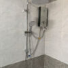 Hình minh họa sen cây đa năng Eurolife EL-SCL01 lắp với máy nước nóng trực tiếp, giúp khách hàng dễ hình dung cách nâng cấp phòng tắm từ tay sen đơn thành sen cây tắm đứng.