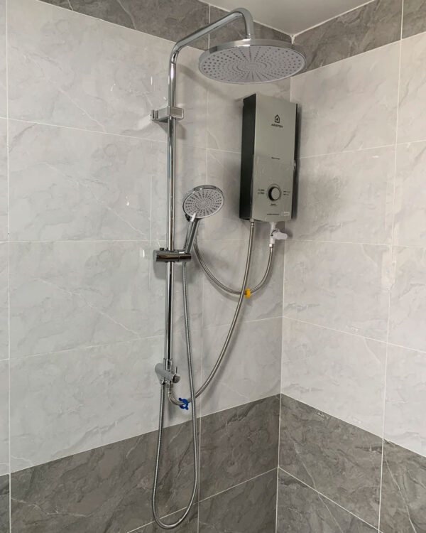 Hình minh họa sen cây đa năng Eurolife EL-SCL01 lắp với máy nước nóng trực tiếp, giúp khách hàng dễ hình dung cách nâng cấp phòng tắm từ tay sen đơn thành sen cây tắm đứng.