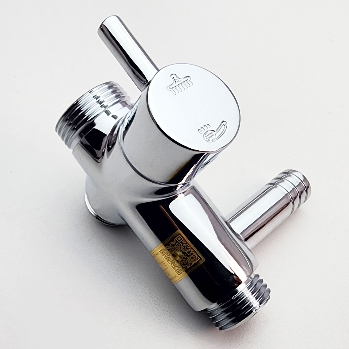 Van chia nước của sen cây đa năng Eurolife EL-SCL01 có núm xoay chuyển chế độ, giúp người dùng dễ chọn đài sen hoặc tay sen khi tắm.