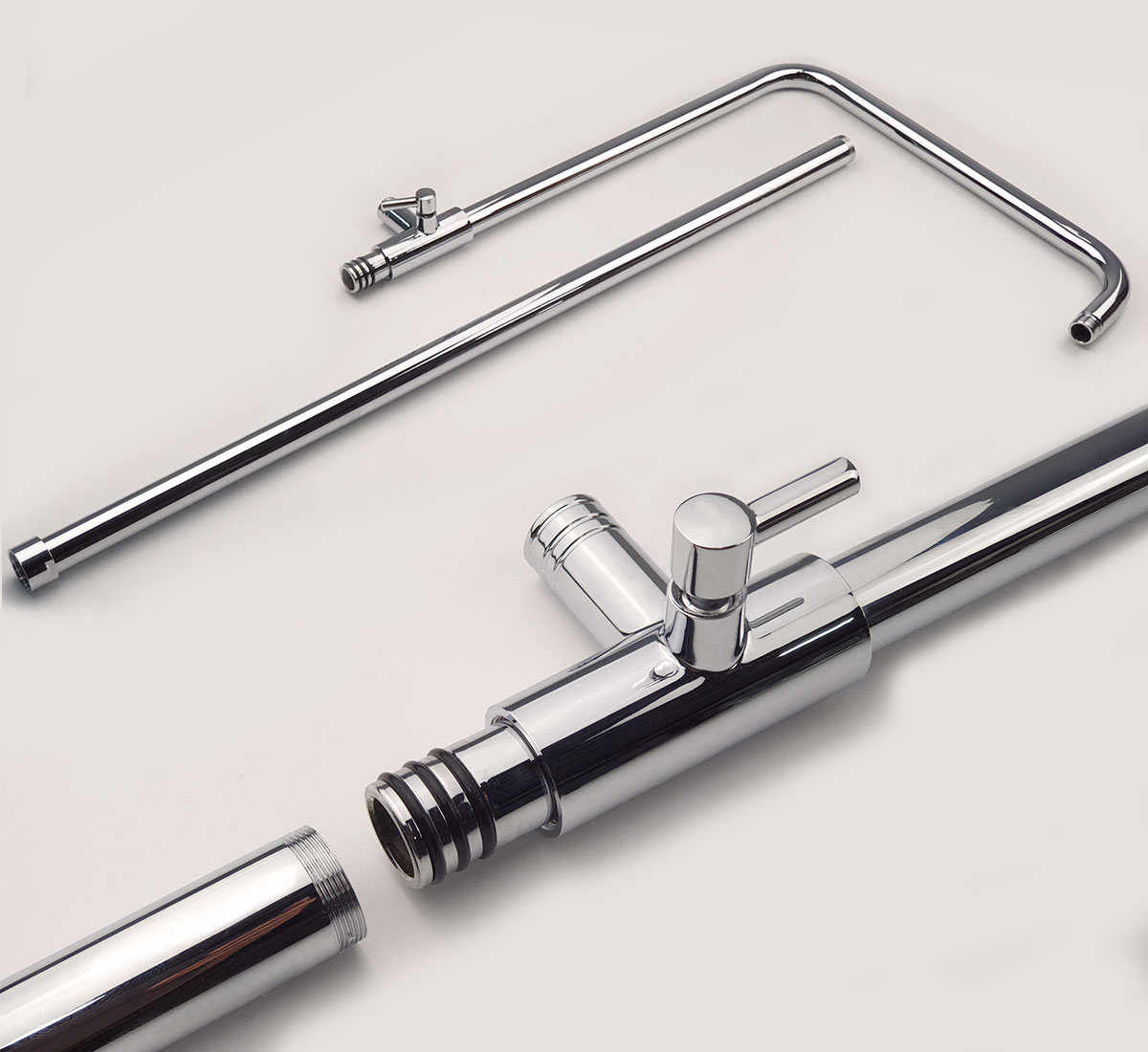 Ống dẫn và bộ chia nước của sen cây đa năng Eurolife EL-SCL01 có bề mặt mạ Chrome sáng bóng, giúp lắp đặt chắc chắn và chuyển đổi nước giữa đài sen với tay sen dễ dàng.