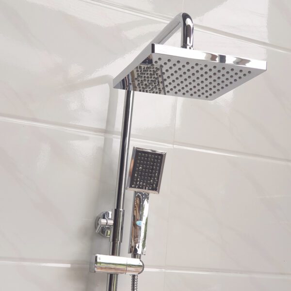 Cận cảnh bát sen mưa vuông của Sen cây Eurolife EL-SC904 với thiết kế mạ Chrome sáng bóng, lỗ phun nước phân bố đều, mang lại trải nghiệm tắm rộng và thoải mái.