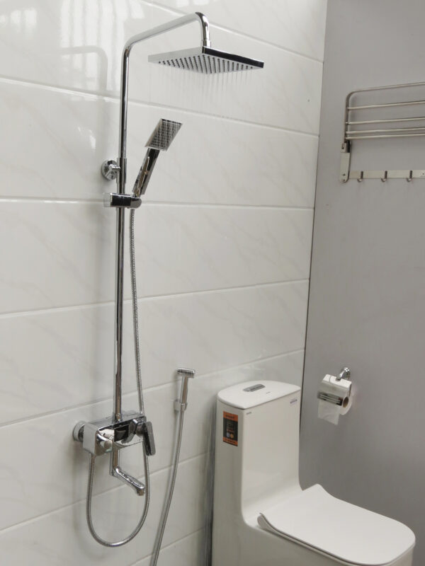 Sen cây Eurolife EL-SC904 lắp đặt thực tế trong phòng tắm gia đình, thiết kế mạ Chrome sáng bóng với bát sen vuông, tay sen, dây sen, củ sen và đầu xả dưới tiện dụng.