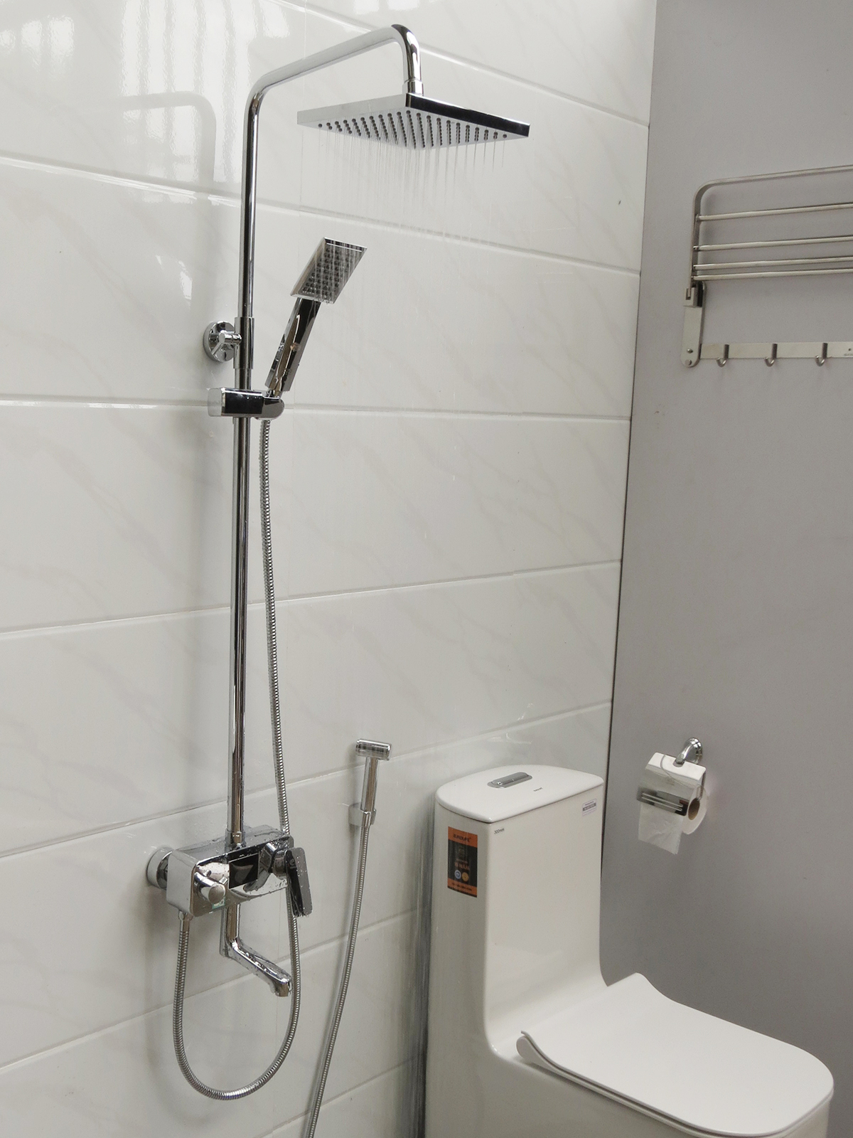 Sen cây Eurolife EL-SC904 lắp đặt thực tế trong phòng tắm gia đình, thiết kế mạ Chrome sáng bóng với bát sen vuông, tay sen, dây sen, củ sen và đầu xả dưới tiện dụng.