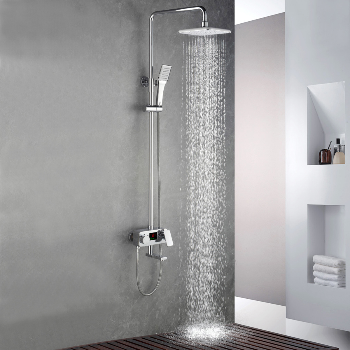 Sen cây Eurolife EL-SC904 lắp đặt thực tế trong phòng tắm, bát sen vuông cho dòng nước sen mưa đều, thân sen mạ Chrome sáng bóng và màn hình LED hiển thị nhiệt độ tiện lợi.