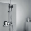 Sen cây Eurolife EL-SC914 chụp góc nghiêng trong phòng tắm, thể hiện thiết kế mặt kiếng cường lực, bát sen tròn, tay sen cầm tay và kệ để đồ tiện lợi.