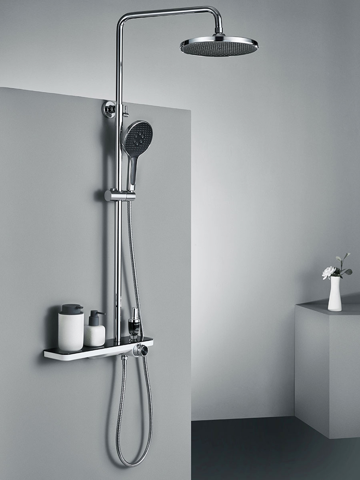 Sen cây Eurolife EL-SC914 chụp góc nghiêng trong phòng tắm, thể hiện thiết kế mặt kiếng cường lực, bát sen tròn, tay sen cầm tay và kệ để đồ tiện lợi.
