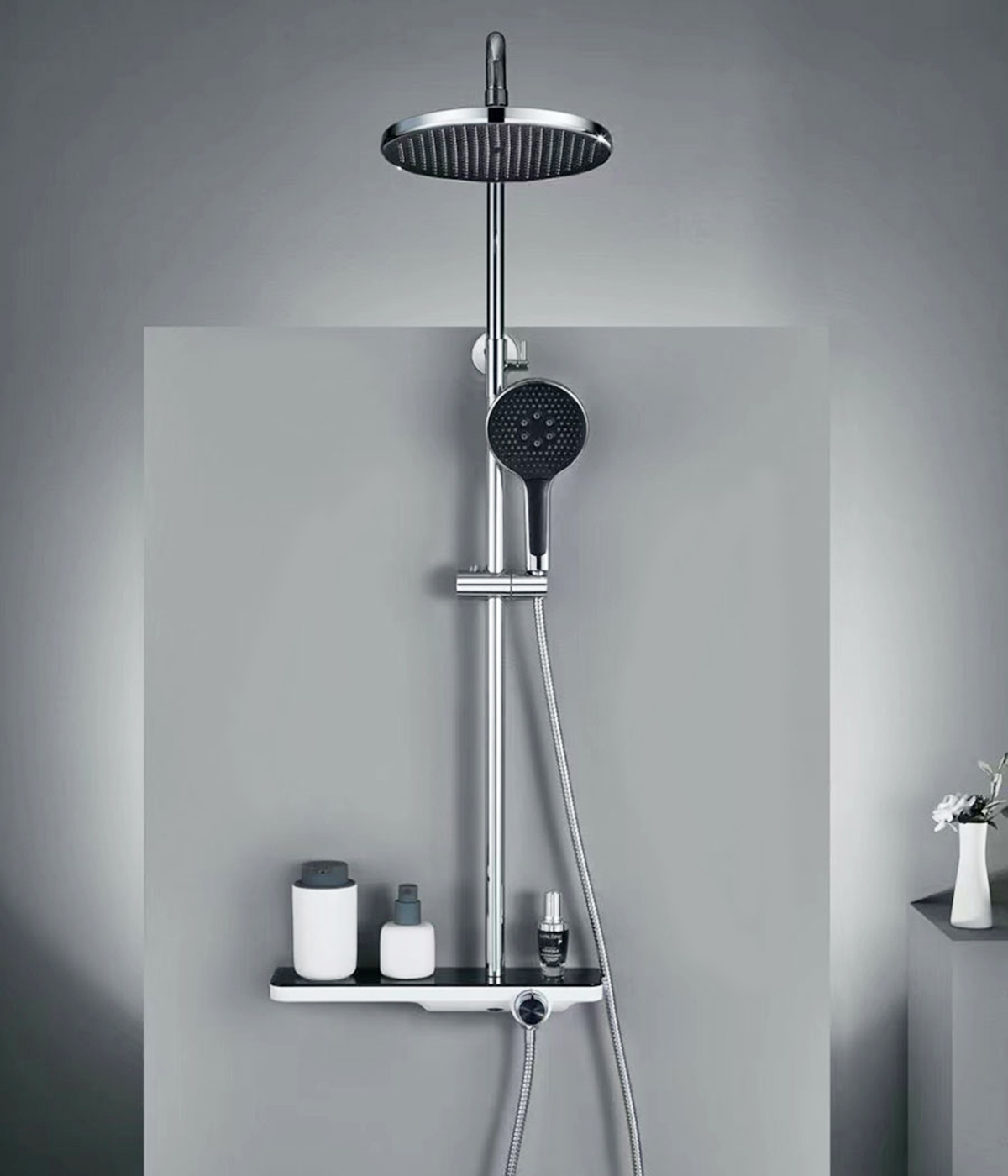 Sen cây Eurolife EL-SC914 lắp đặt trong phòng tắm hiện đại, nổi bật với mặt kiếng cường lực, bát sen tròn, tay sen cầm tay và kệ để đồ tiện dụng.