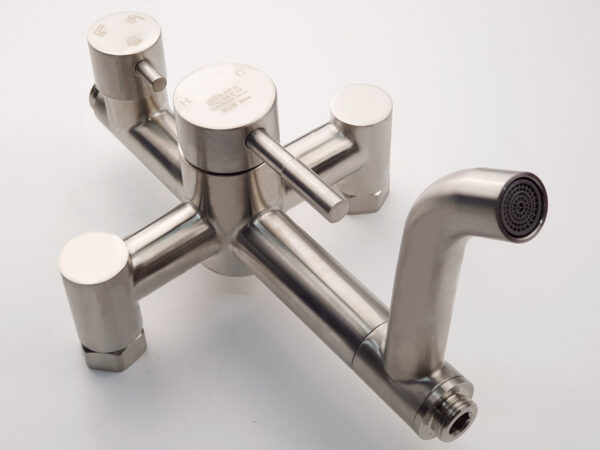 Hình ảnh thân củ sen cây Eurolife EL-S909 bằng Inox SUS 304, bề mặt Inox xước mờ, tích hợp tay gạt nóng lạnh, nút chuyển chế độ nước, chân kết nối và đầu xả dưới tạo bọt.