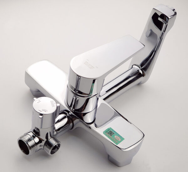Hình ảnh thân củ sen Eurolife EL-SC913 mạ Chrome, thiết kế chắc chắn, tay gạt dễ thao tác và bộ chuyển chế độ nước tiện dụng.