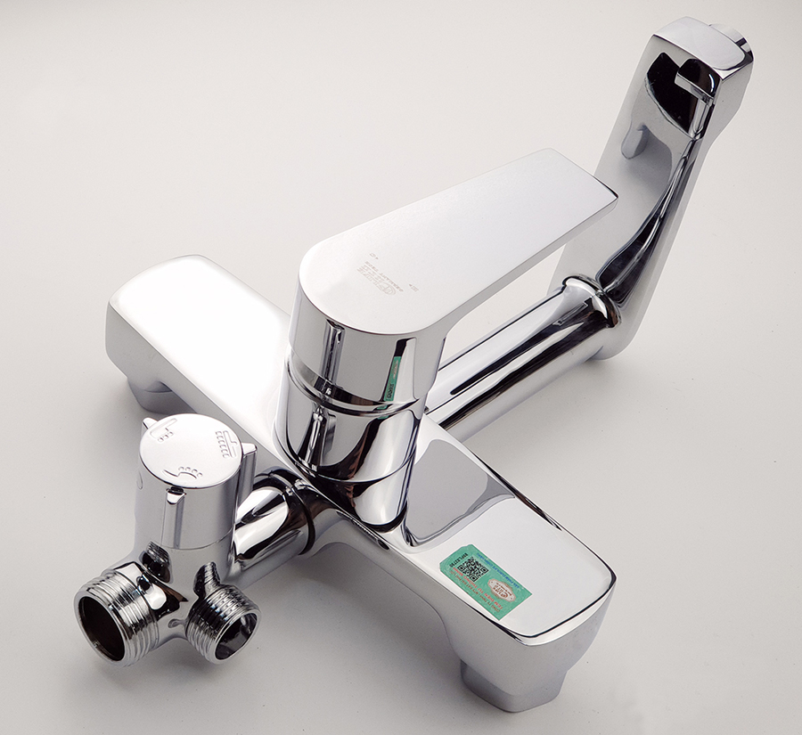 Hình ảnh thân củ sen Eurolife EL-SC913 mạ Chrome, thiết kế chắc chắn, tay gạt dễ thao tác và bộ chuyển chế độ nước tiện dụng.