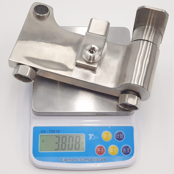 Hình ảnh cân trọng lượng củ sen cây Eurolife EL-S920 Inox SUS 304 khoảng 3008g, thể hiện thân củ sen dày dặn, chắc chắn, bề mặt Inox xước mờ và thiết kế thân vuông hiện đại.