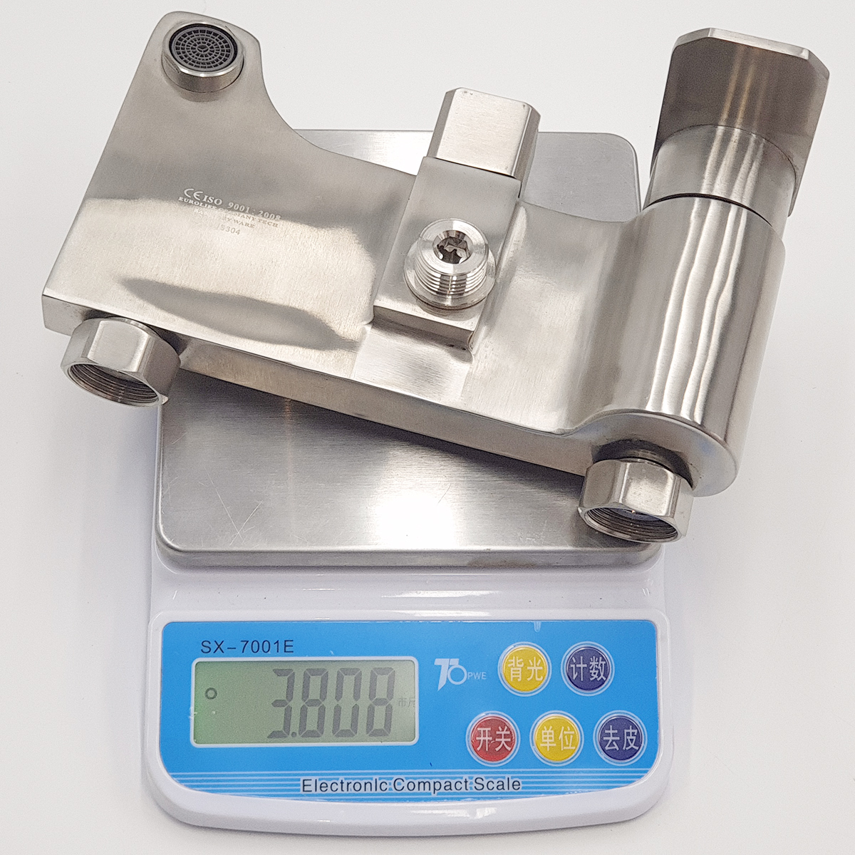 Hình ảnh cân trọng lượng củ sen cây Eurolife EL-S920 Inox SUS 304 khoảng 3008g, thể hiện thân củ sen dày dặn, chắc chắn, bề mặt Inox xước mờ và thiết kế thân vuông hiện đại.