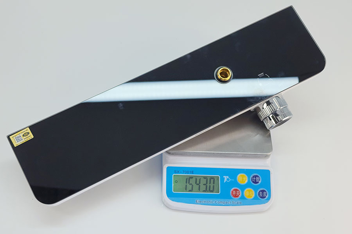 Hình ảnh cân trọng lượng củ sen Eurolife EL-SC914 đạt khoảng 1543g, giúp khách hàng tham khảo độ đầm và độ chắc chắn của sản phẩm trước khi mua.