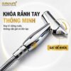 Chi tiết thao tác gạt khóa rảnh tay trên vòi xịt Eurolife EL-X13-T để duy trì dòng nước liên tục.