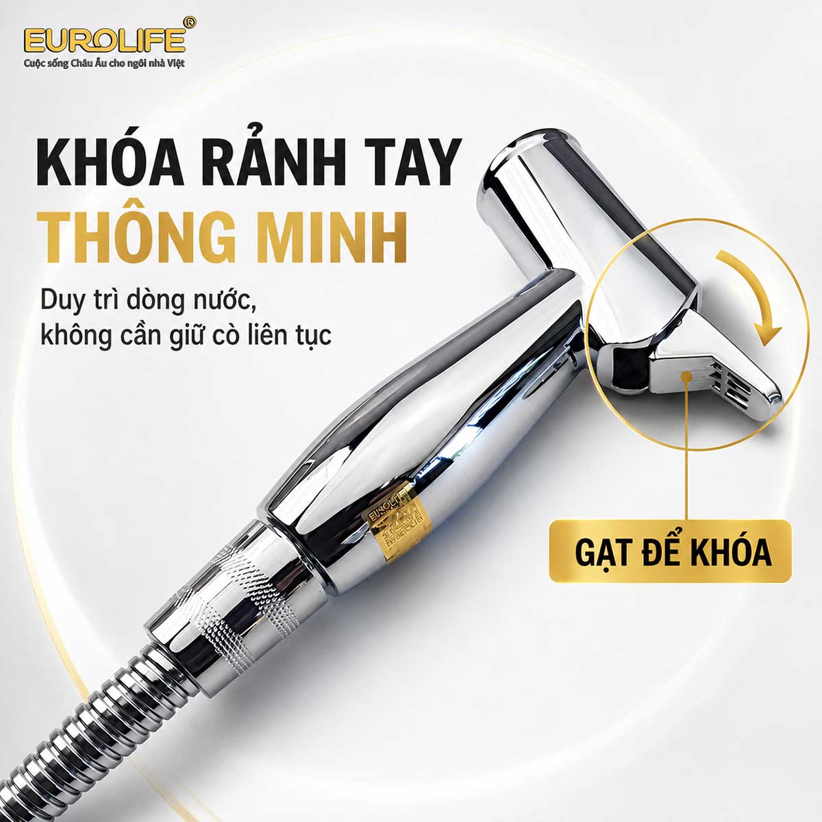 Chi tiết thao tác gạt khóa rảnh tay trên vòi xịt Eurolife EL-X13-T để duy trì dòng nước liên tục. 