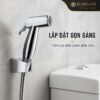 Vòi xịt Eurolife EL-X13-T được treo gọn bên cạnh bồn cầu, thuận tiện lấy dùng và cất giữ.