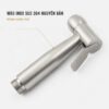 Tay xịt Eurolife EL-X05 có bề mặt Inox SUS 304 màu Niken xước mờ, mang lại thiết kế hiện đại cho phòng tắm.