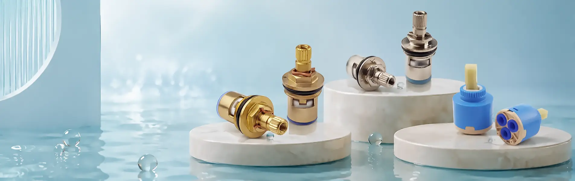 Sáu mẫu lõi van màu vàng, bạc và xanh được trưng bày trên các bục tròn giữa nền nước
