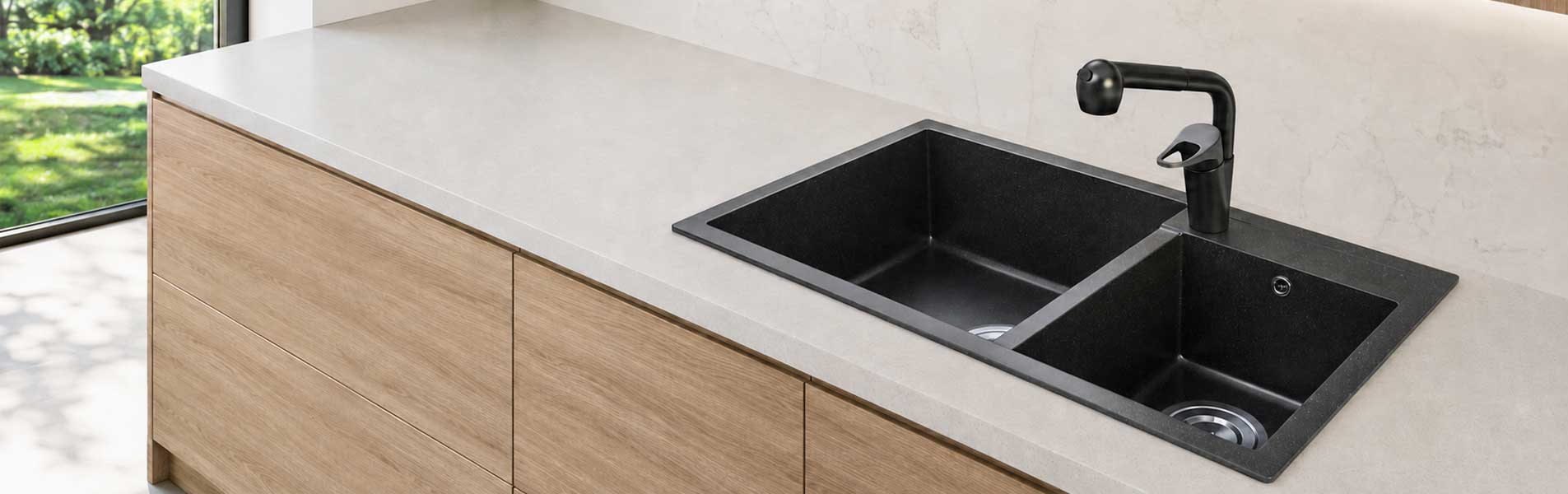 Chậu rửa chén đá Granite màu đen hai hố lắp trên bàn bếp sáng cùng vòi rửa
