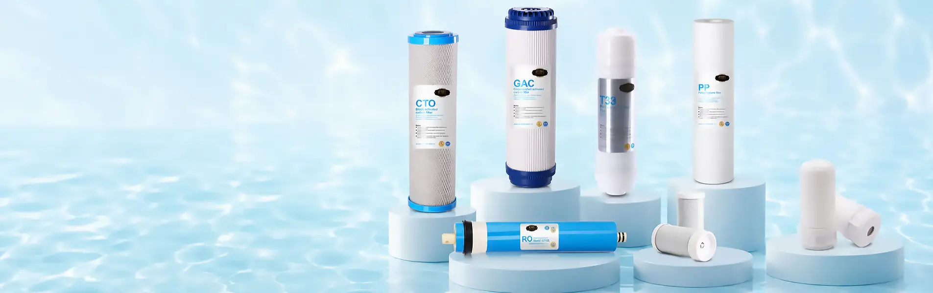 Các mẫu lõi lọc nước CTO, GAC, T33, PP, RO và lõi thay thế nhỏ trên bục trưng bày nền nước xanh
