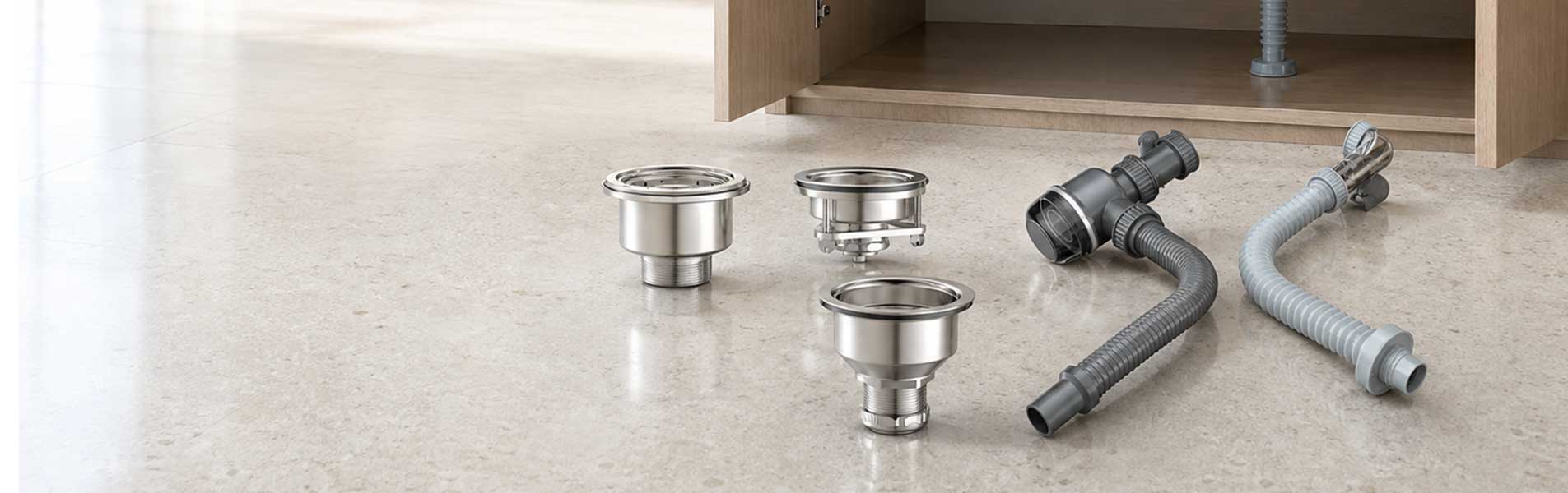 Bộ thoát nước và ống xả chậu rửa chén đặt trước khoang tủ bếp